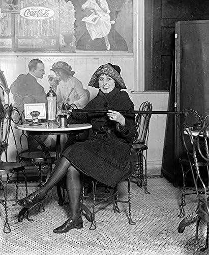 YASAK, KAMIŞ ŞİŞESİNDEN ALKOL DÖKMEK 1920'lerin FOTOĞRAFI