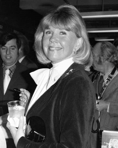 Doris Day, 1970'lerin 8x10 inçlik fotoğrafını imzalayarak içki içerken gülümsüyor