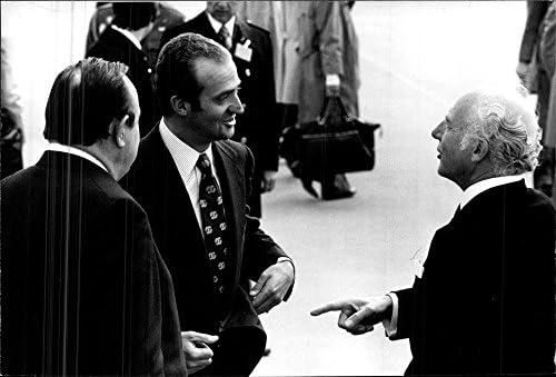 Alman delegeler Hans D. Genscher ve Walter Scheel ile birlikte Kral Juan Carlos'un vintage fotoğrafı.