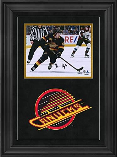 Quinn Hughes Vancouver Canucks Deluxe Çerçeveli İmzalı 8 x 10 Siyah Alternatif Jersey Paten Fotoğrafı-İmzalı NHL Fotoğrafları